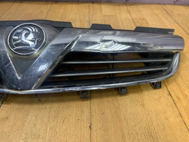 Решетка радиатора для Opel Zafira B 2005-2015 на фотографиях