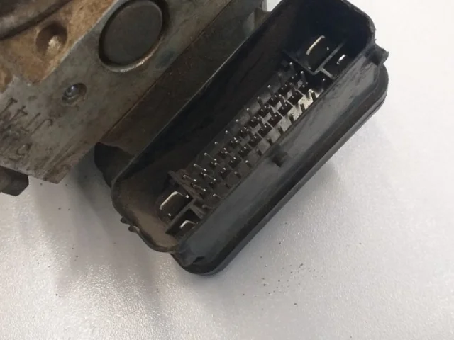 Блок ABS для Hyundai Solaris 1 рестайлинг 2014-2017 на фотографиях