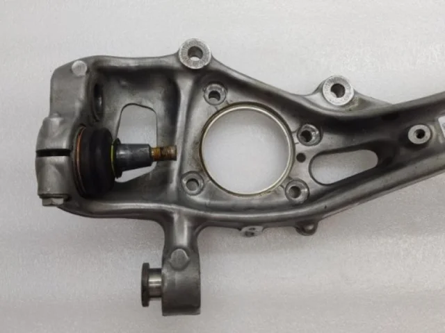 Кулак поворотный левый для Audi Q7 4M 2015+ на фотографиях