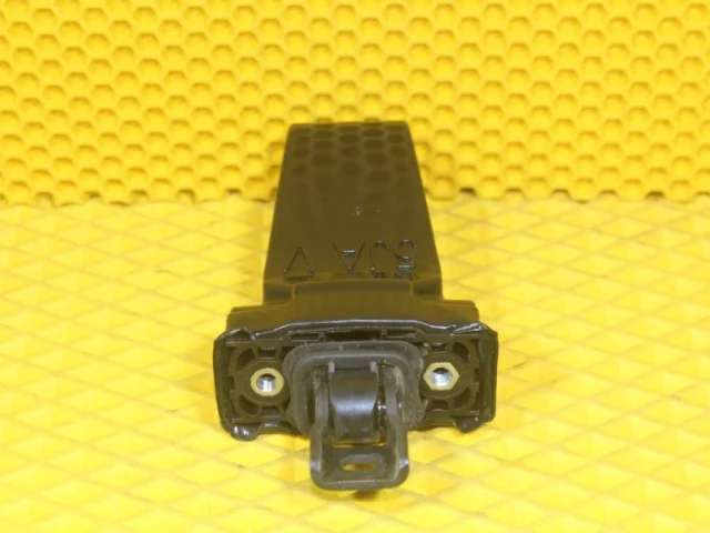 Ограничитель двери передней левой для Skoda Rapid II 2020+ на фотографиях