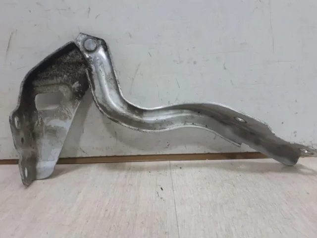 Петля капота правая для Hyundai Solaris 1 рестайлинг 2014-2017 на фотографиях