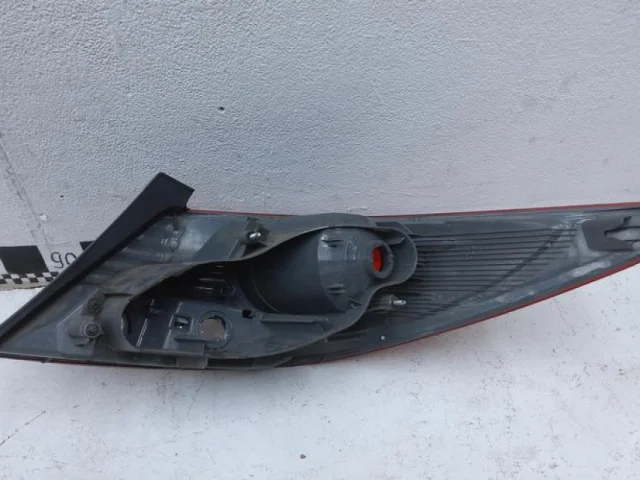 Фонарь внутренний правый для Hyundai Solaris 1 RB (2011-2013) на фотографиях