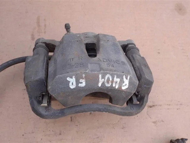 Суппорт передний правый для Toyota RAV4 XA40 2013-2015 на фотографиях