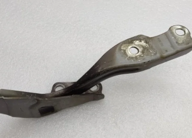 Петля капота правая для Hyundai Solaris 1 RB (2011-2013) на фотографиях