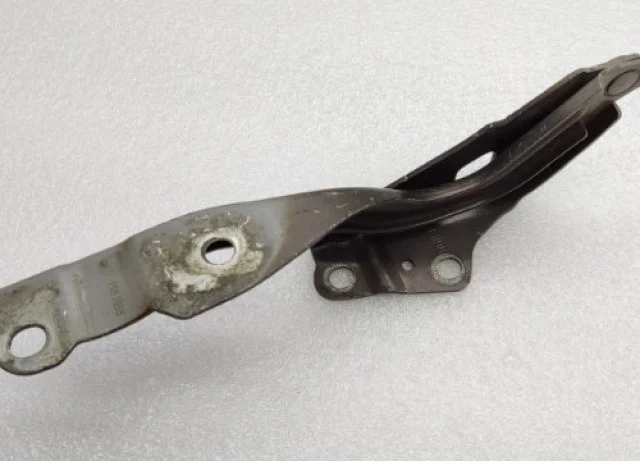 Петля капота правая для Hyundai Solaris 1 RB (2011-2013) на фотографиях