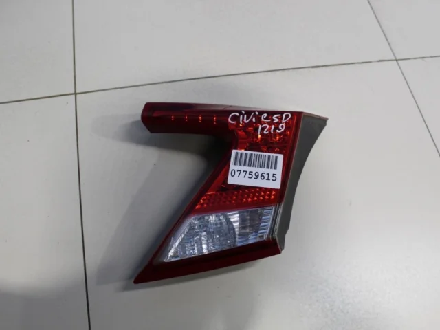 Фонарь внутренний правый для Honda Civic FK 5D 2012-2015 на фотографиях