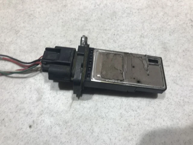 Датчик массового расхода воздуха для Nissan X-Trail T30 RU 2001-2007 на фотографиях