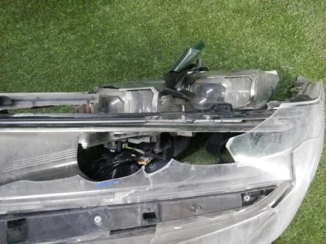 Фара левая для Toyota Alphard H30 2015+ на фотографиях