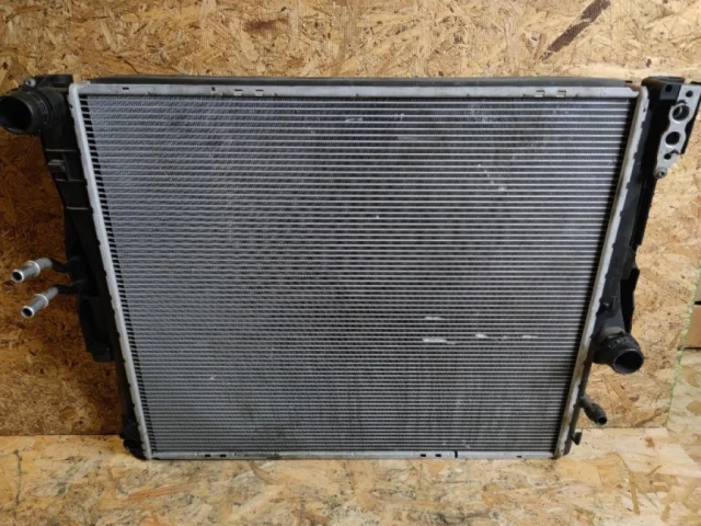 Радиатор охлаждения ДВС для BMW X3 Е83 2003-2010 на фотографиях