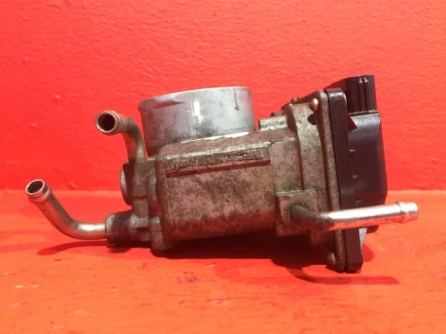 Дроссельная заслонка для Toyota RAV4 XA30 2005-2012 на фотографиях