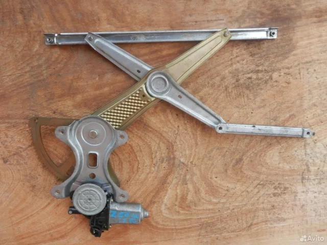 Стеклоподъемник задний левый для Toyota Corolla E120 Седан (JDM) 2000-2006 на фотографиях