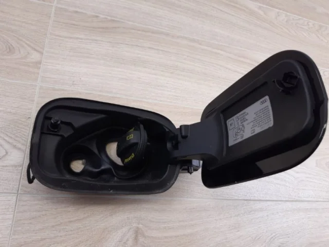 Лючок топливного бака для Audi Q7 4M 2015+ на фотографиях