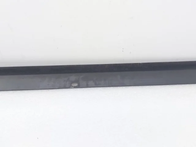 Уплотнитель задней левой двери для Audi Q7 4L 2005-2015 на фотографиях