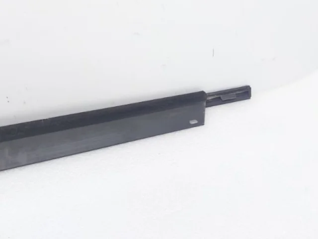 Уплотнитель задней левой двери для Audi Q7 4L 2005-2015 на фотографиях