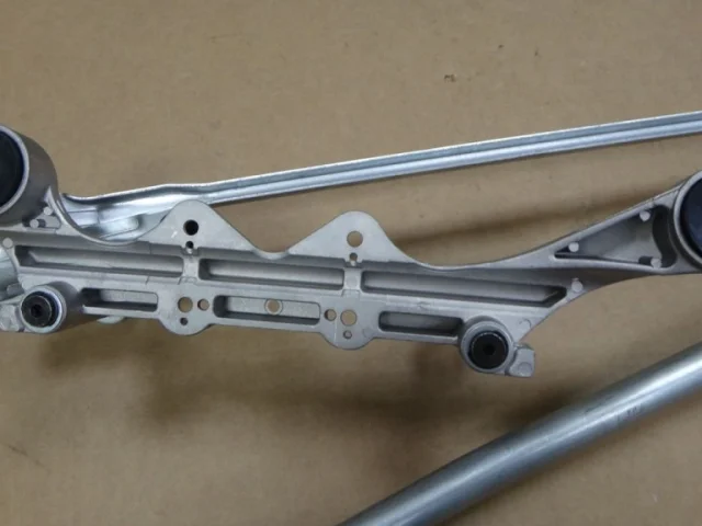 Трапеция стеклоочистителей для Audi Q7 4L 2005-2015 на фотографиях