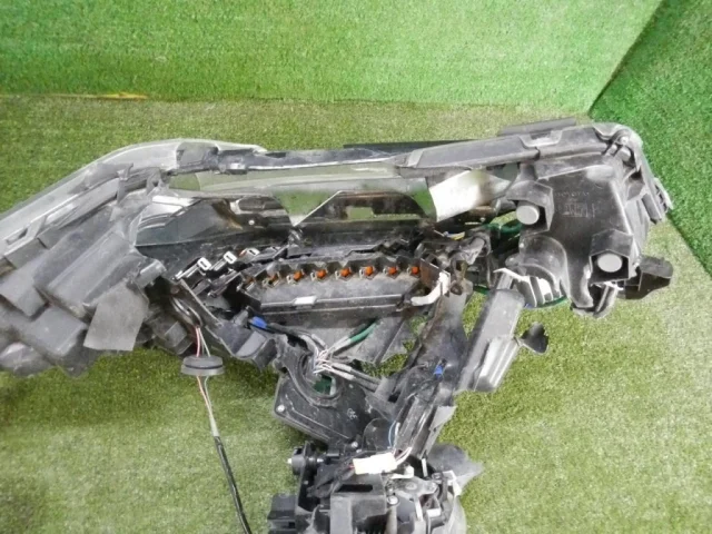 Фара левая для Toyota Alphard H30 2015+ на фотографиях