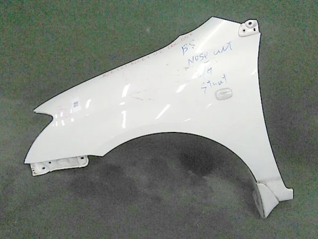 Крылья для Toyota Corolla E120/E130 Хэтчбек 2001-2007 на фотографиях