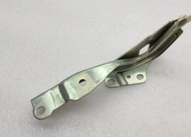 Петля капота правая для Hyundai Solaris 1 рестайлинг 2014-2017 на фотографиях