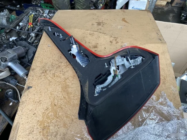 Фонарь левый для Volvo C30 MK 2006-2013 на фотографиях