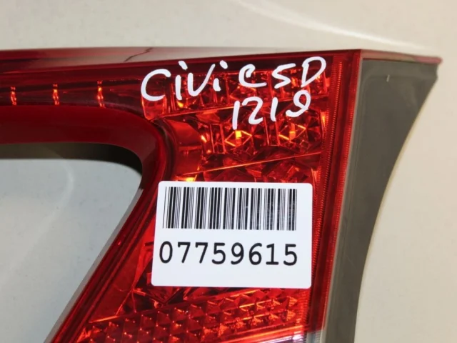 Фонарь внутренний правый для Honda Civic FK 5D 2012-2015 на фотографиях