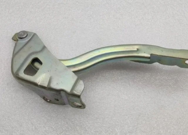 Петля капота правая для Hyundai Solaris 1 рестайлинг 2014-2017 на фотографиях