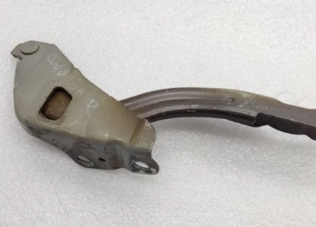 Петля капота правая для Hyundai Solaris 1 RB (2011-2013) на фотографиях