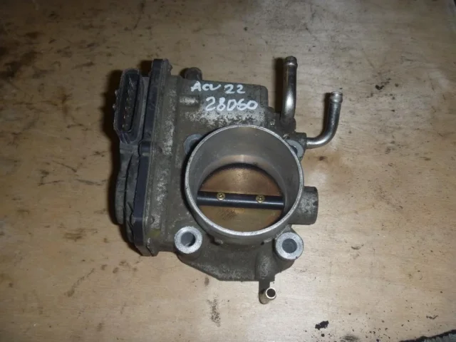 Дроссельная заслонка для Toyota RAV4 XA20 2000-2005 на фотографиях