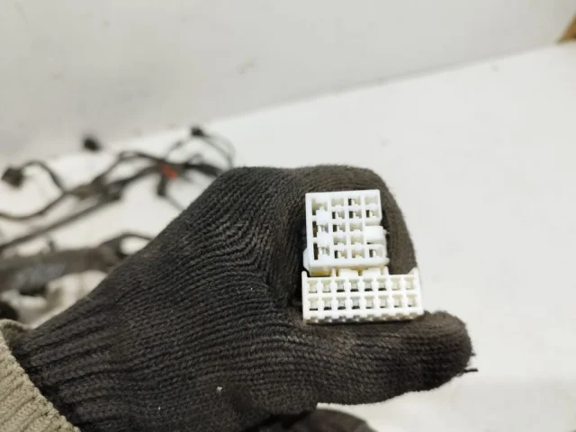 Проводка моторного отсека для Hyundai Solaris 1 рестайлинг 2014-2017 на фотографиях