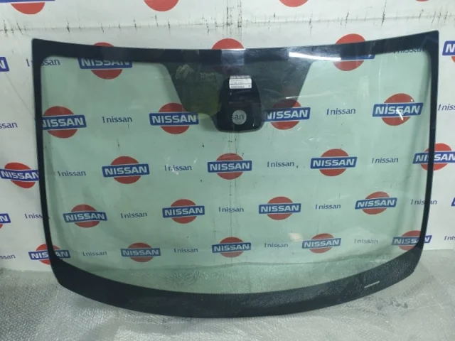Лобовое (ветровое) стекло для Nissan Qashqai J10 2006-2013 на фотографиях
