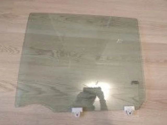 Стекла и зеркала для Nissan Tiida C11 Хэтчбек 2007-2014 на фотографиях