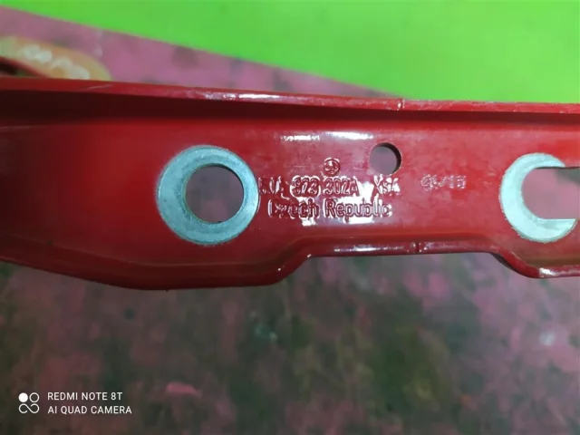 Петля капота левая для Skoda Rapid I NH3 2012-2017 на фотографиях