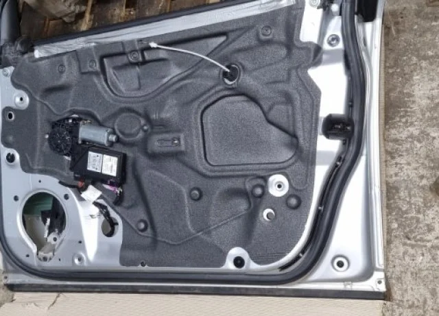 Дверь передняя правая для Audi A4 B6 2000-2004 на фотографиях