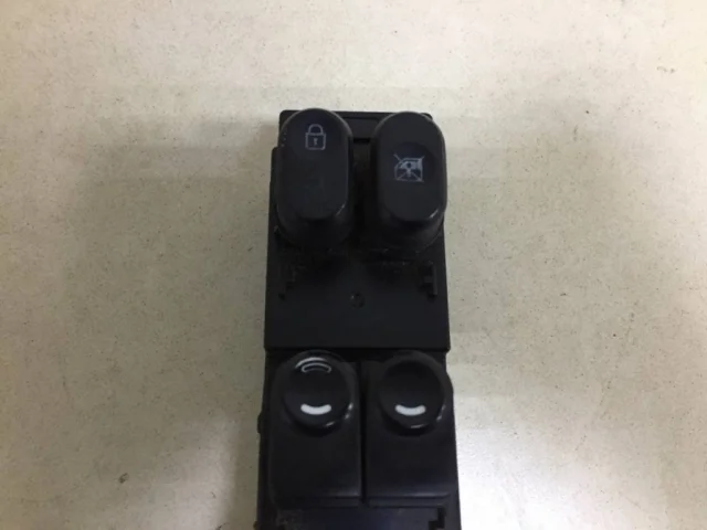 Блок управления стеклоподъемниками для Hyundai Solaris 1 рестайлинг 2014-2017 на фотографиях