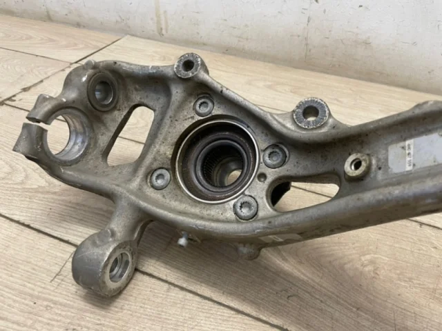 Кулак поворотный левый для Audi Q7 4M 2015+ на фотографиях