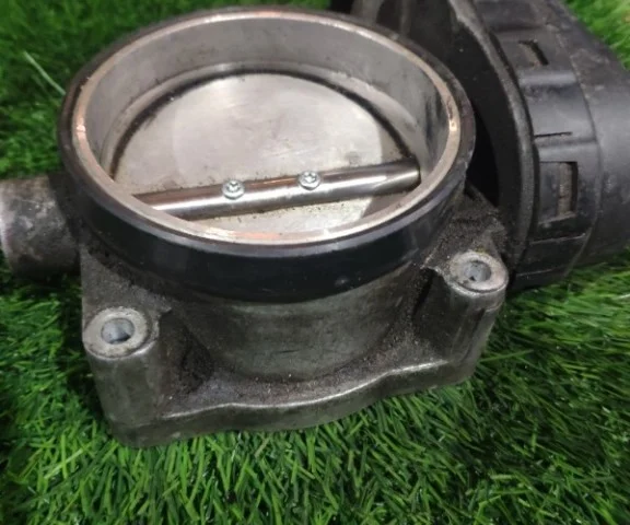 Дроссельная заслонка для BMW X5 Е53 1999-2006 на фотографиях