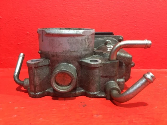 Дроссельная заслонка для Toyota RAV4 XA30 2005-2012 на фотографиях