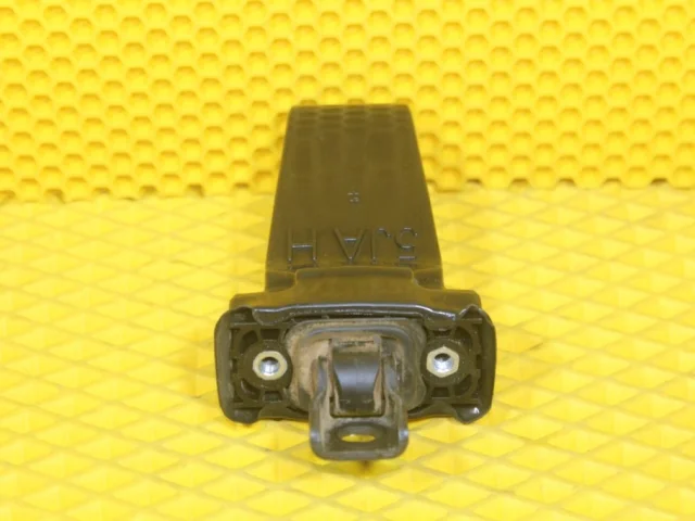 Ограничитель двери передней левой для Skoda Rapid II 2020+ на фотографиях