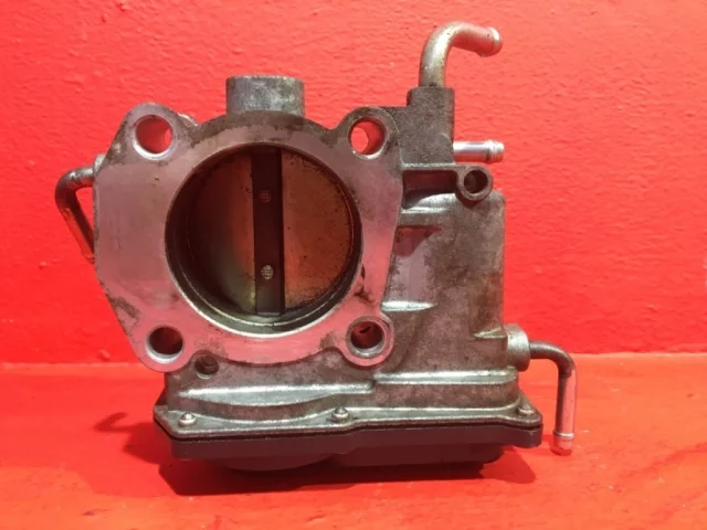 Дроссельная заслонка для Toyota RAV4 XA30 2005-2012 на фотографиях