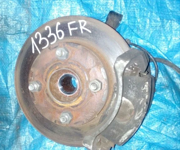 Кулак поворотный правый для Nissan Tiida SC11 Седан 2007-2014 на фотографиях