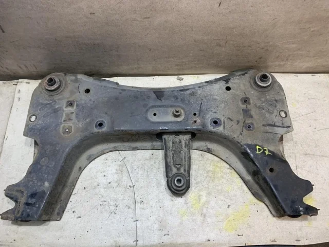 Подрамник двигателя для Nissan Note E11 2005-2012 на фотографиях