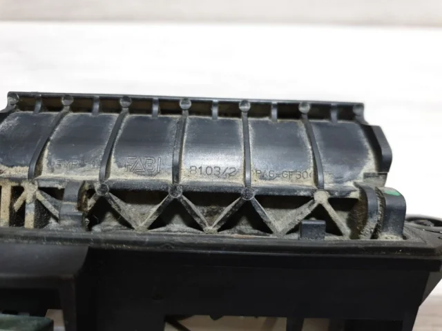 Ручка багажника для Toyota Corolla E120/E130 Хэтчбек 2001-2007 на фотографиях