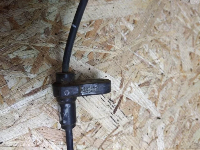 Датчик ABS задний левый для Toyota RAV4 XA30 2005-2012 на фотографиях