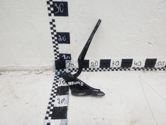 Крепление петли капота для Skoda Rapid I NH3 2012-2017 на фотографиях