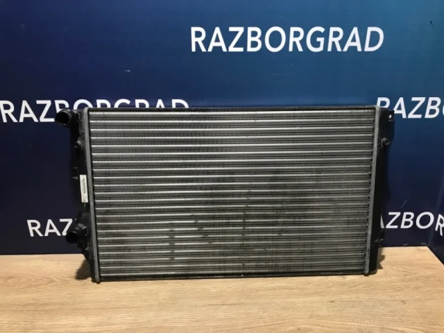 Радиатор охлаждения ДВС для Volkswagen Golf VI (5K) 2008-2012 на фотографиях