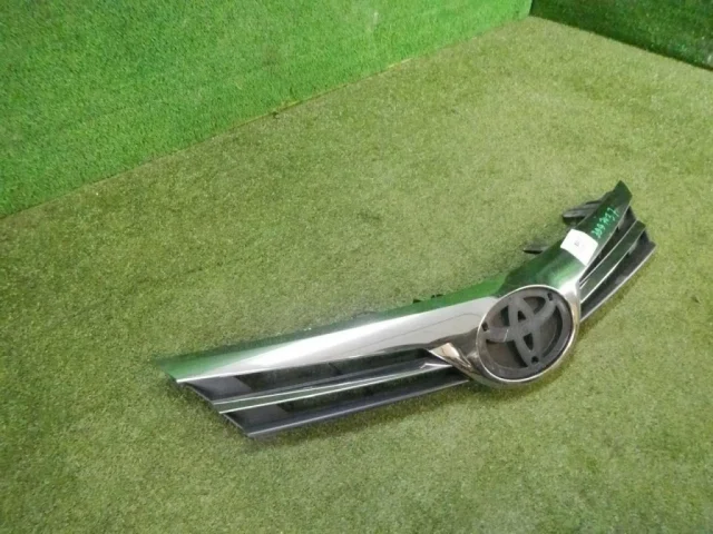 Решетка радиатора для Toyota Corolla E160/E180 Седан (RU) 2012-2016 на фотографиях