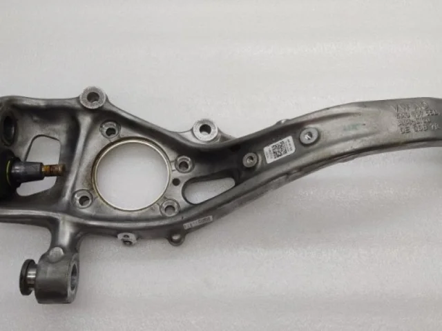 Кулак поворотный левый для Audi Q7 4M 2015+ на фотографиях