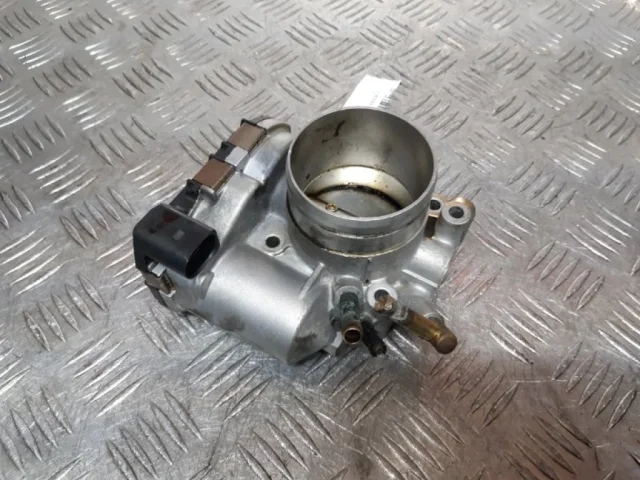 Дроссельная заслонка для Audi A4 B6 2000-2004 на фотографиях