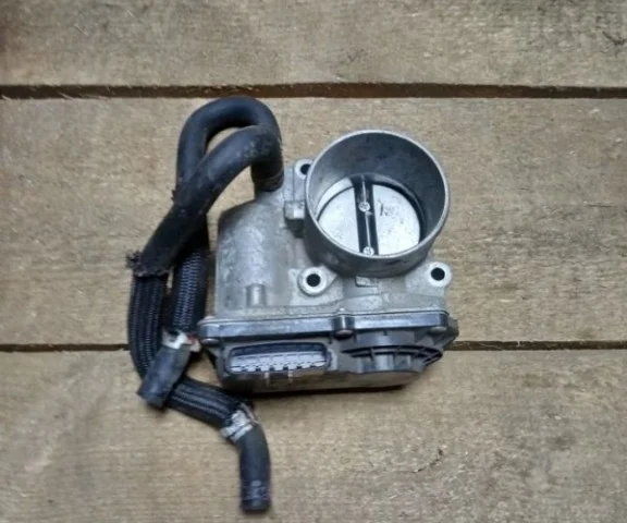 Дроссельная заслонка для Toyota RAV4 XA40 2013-2015 на фотографиях