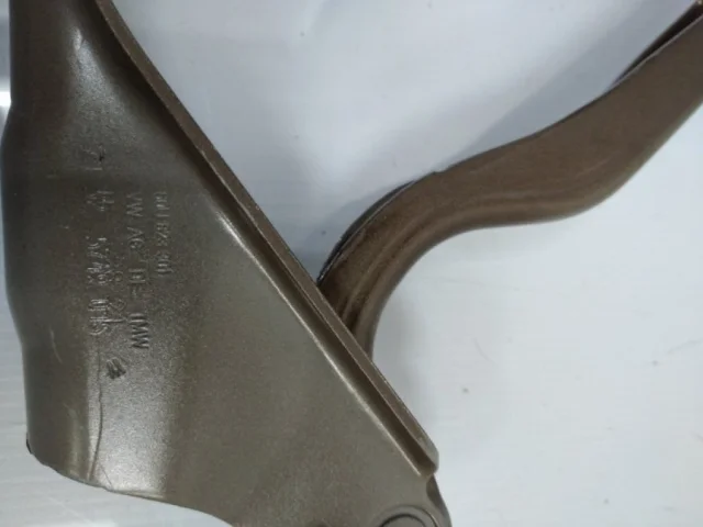 Петля капота левая для Skoda Rapid II 2020+ на фотографиях