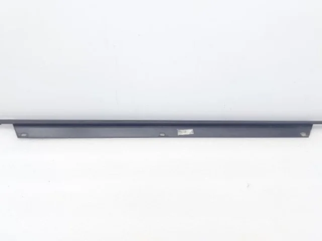 Уплотнитель задней левой двери для Audi Q7 4L 2005-2015 на фотографиях